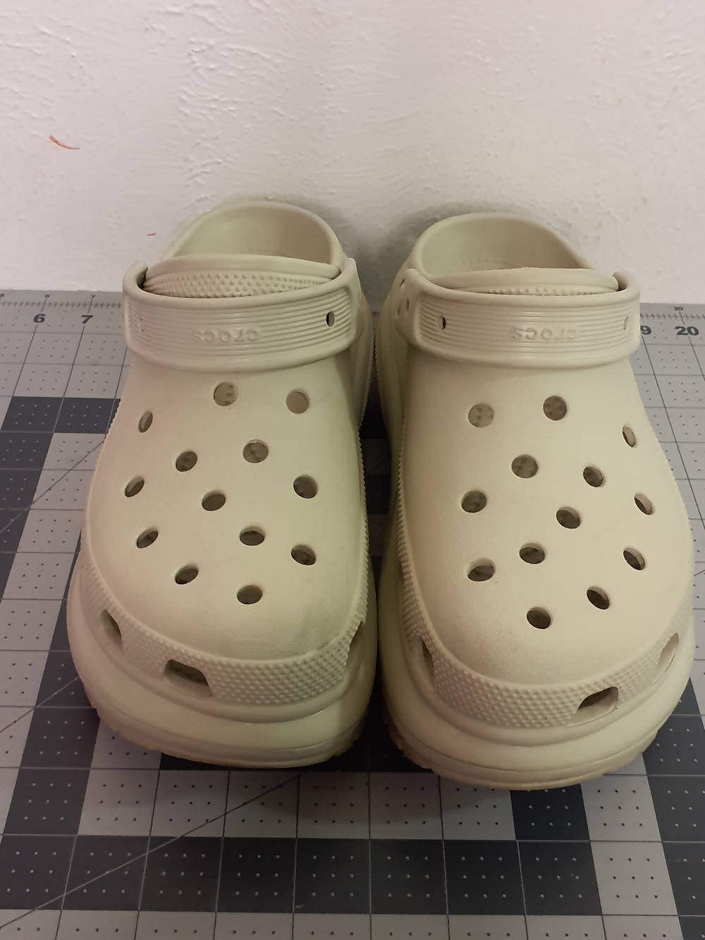CROCS Mega Crush Clog In Bone